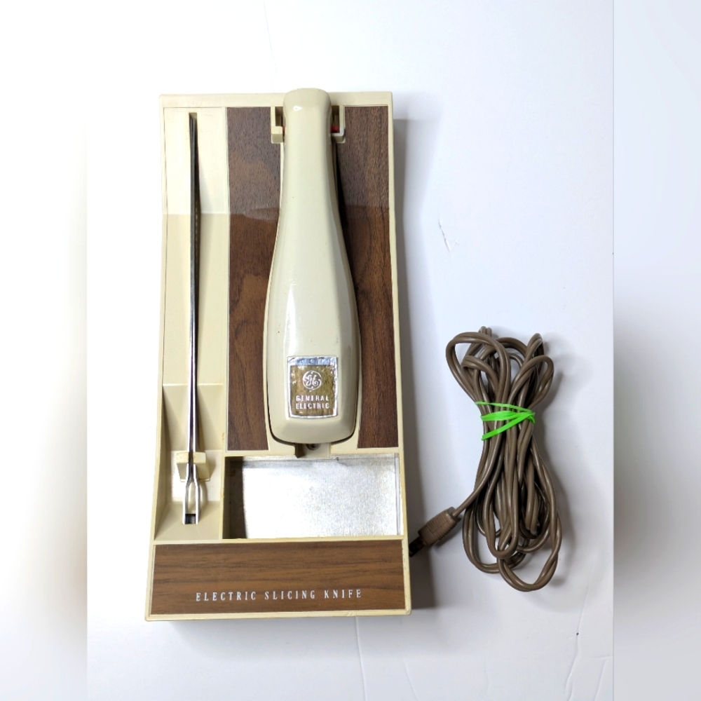 Vintage General Electric Electric Slicing Knife With Wall Mount. Tested Working